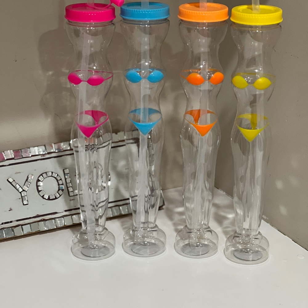 Set of 4 clear, bikini, tumblers with lid and straws